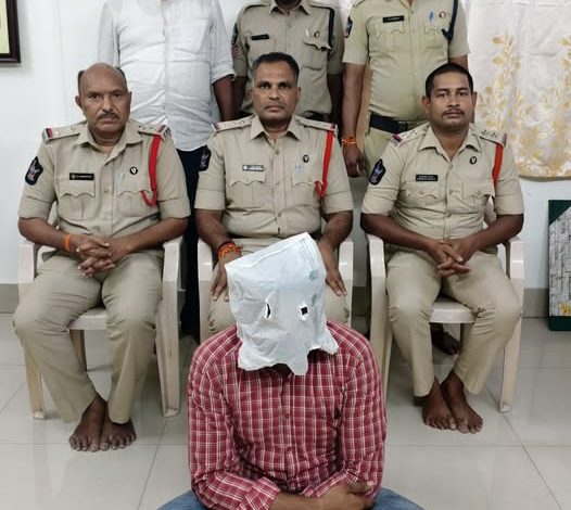 శ్రీవారి దర్శనం టికెట్లు పేరుతో భారీ మోసం.. టీటీడీ ఉద్యోగినని చెప్పి భక్తుల నుంచి లక్షలు వసూలు చేసిన వ్యక్తి అరెస్ట్