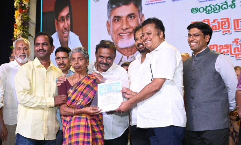 శెట్టిపల్లి భూ సమస్యకు శాశ్వత పరిష్కారం.. 2,048 మందికి ఇంటి పట్టాల రిజిస్ట్రేషన్ ప్రారంభం శెట్టిపల్లి భూ సమస్యకు శాశ్వత పరిష్కారం.. 2,048 మందికి ఇంటి పట్టాల రిజిస్ట్రేషన్ ప్రారంభం