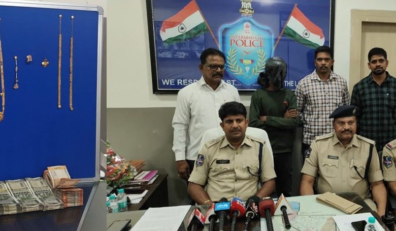 ఫంక్షన్ హాల్ వేటర్గా పని చేస్తూ చోరీలు.. రూ.30 లక్షల బంగారం, నగదుతో దొంగ అరెస్ట్ ఫంక్షన్ హాల్ వేటర్గా పని చేస్తూ చోరీలు.. రూ.30 లక్షల బంగారం, నగదుతో దొంగ అరెస్ట్