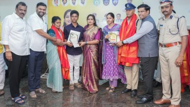 పోలీస్ సిబ్బంది పిల్లలకు ఘన సన్మానం.. మెరిట్ సర్టిఫికెట్లు, నగదు బహుమతులు అందజేసిన మంత్రులు పోలీస్ సిబ్బంది పిల్లలకు ఘన సన్మానం.. మెరిట్ సర్టిఫికెట్లు, నగదు బహుమతులు అందజేసిన మంత్రులు