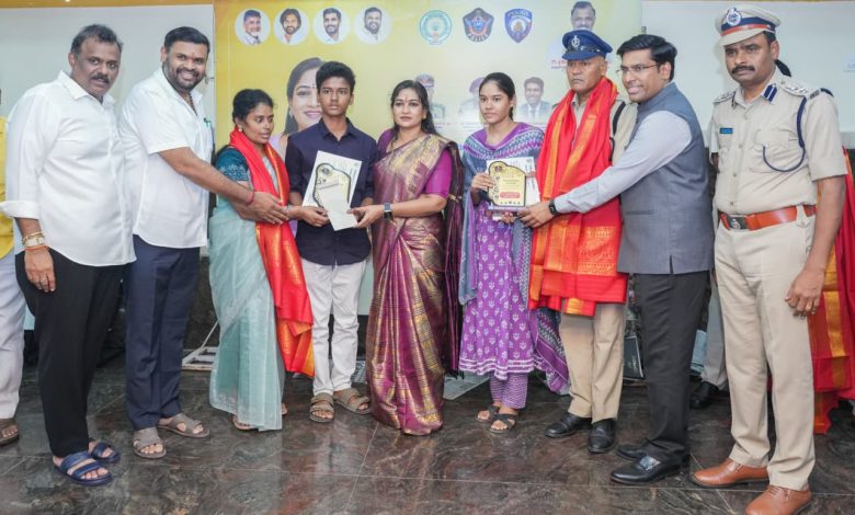 పోలీస్ సిబ్బంది పిల్లలకు ఘన సన్మానం.. మెరిట్ సర్టిఫికెట్లు, నగదు బహుమతులు అందజేసిన మంత్రులు