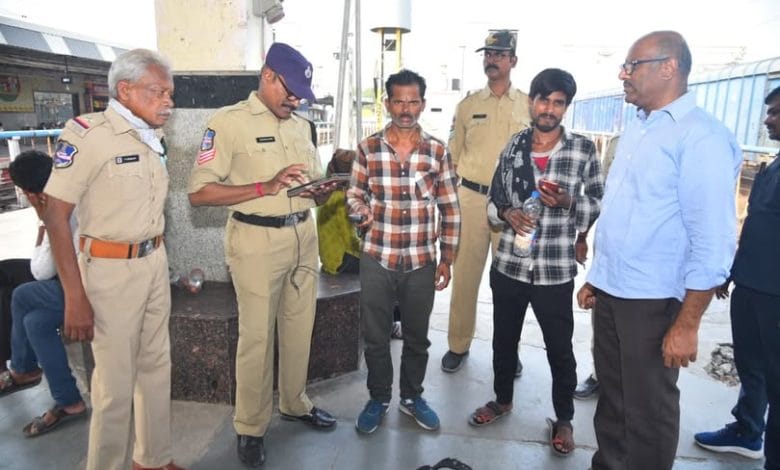 వరంగల్ రైల్వే స్టేషన్లలో 24 గంటల పోలీస్ నిఘా.. అంతర్రాష్ట్ర దొంగలపై ప్రత్యేక ఆపరేషన్ వరంగల్ రైల్వే స్టేషన్లలో 24 గంటల పోలీస్ నిఘా.. అంతర్రాష్ట్ర దొంగలపై ప్రత్యేక ఆపరేషన్