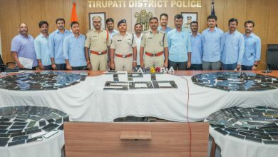 తిరుపతి పోలీసుల భారీ మొబైల్ రికవరీ.. రూ.1 కోటి విలువైన 500 ఫోన్లు బాధితులకు అప్పగింత తిరుపతి పోలీసుల భారీ మొబైల్ రికవరీ.. రూ.1 కోటి విలువైన 500 ఫోన్లు బాధితులకు అప్పగింత