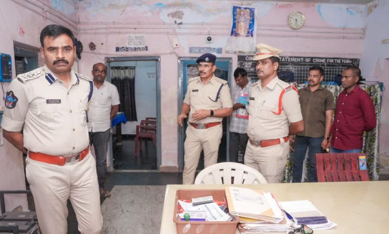 రేణిగుంట పోలీస్ స్టేషన్లో జిల్లా ఎస్పీ ఆకస్మిక తనిఖీ.. పెండింగ్ కేసులపై ఆరా రేణిగుంట పోలీస్ స్టేషన్లో జిల్లా ఎస్పీ ఆకస్మిక తనిఖీ.. పెండింగ్ కేసులపై ఆరా