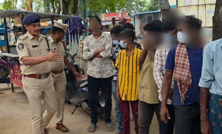 రేణిగుంటలో ‘డ్రగ్స్ పై దండయాత్ర 2.0’.. గంజాయి వినియోగదారులకు ప్రత్యేక డ్రగ్ టెస్టులు రేణిగుంటలో ‘డ్రగ్స్ పై దండయాత్ర 2.0’.. గంజాయి వినియోగదారులకు ప్రత్యేక డ్రగ్ టెస్టులు