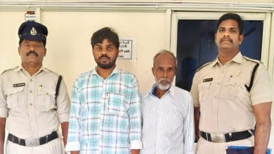 ఎర్రచందనం స్మగ్లింగ్ కేసులో ఇద్దరికి జైలు శిక్ష.. తిరుపతి కోర్టు కీలక తీర్పు ఎర్రచందనం స్మగ్లింగ్ కేసులో ఇద్దరికి జైలు శిక్ష.. తిరుపతి కోర్టు కీలక తీర్పు