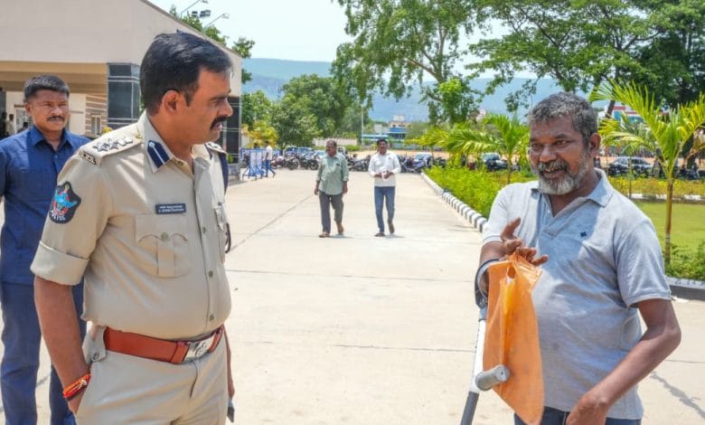 ప్రజా సమస్యల పరిష్కారంలో నిర్లక్ష్యానికి చోటు లేదు: తిరుపతి జిల్లా ఎస్పీ సుబ్బరాయుడు ప్రజా సమస్యల పరిష్కారంలో నిర్లక్ష్యానికి చోటు లేదు: తిరుపతి జిల్లా ఎస్పీ సుబ్బరాయుడు