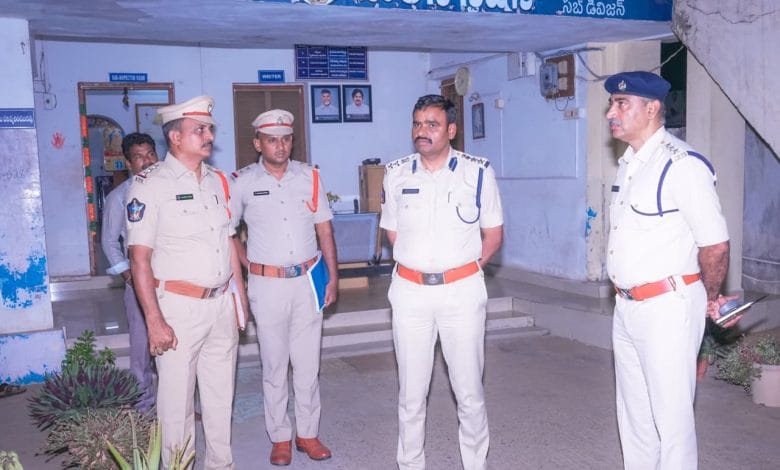 తడ పోలీస్ స్టేషన్‌పై జిల్లా ఎస్పీ ఆకస్మిక తనిఖీ.. పెండింగ్ కేసులు, పోలీసింగ్ విధానంపై కీలక ఆదేశాలు
