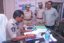 సత్యవేడు పోలీస్ స్టేషన్పై జిల్లా ఎస్పీ ఆకస్మిక తనిఖీ.. నైట్ బీట్స్, చెక్పోస్టులపై కీలక ఆదేశాలు సత్యవేడు పోలీస్ స్టేషన్పై జిల్లా ఎస్పీ ఆకస్మిక తనిఖీ.. నైట్ బీట్స్, చెక్పోస్టులపై కీలక ఆదేశాలు