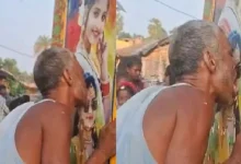 పిల్లల ముందే అసభ్య చేష్టలు.. యువతుల పోస్టర్లను నాకుతూ Viral Video. పిల్లల ముందే అసభ్య చేష్టలు.. యువతుల పోస్టర్లను నాకుతూ Viral Video.