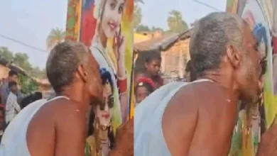 పిల్లల ముందే అసభ్య చేష్టలు.. యువతుల పోస్టర్లను నాకుతూ Viral Video. పిల్లల ముందే అసభ్య చేష్టలు.. యువతుల పోస్టర్లను నాకుతూ Viral Video.