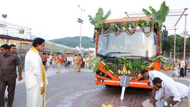 టీటీడీకి రూ.1.13 కోట్ల ఎలక్ట్రిక్ బస్సు విరాళం.. 15 యాపిల్ ట్యాబ్‌లు అందజేసిన మహిళా భక్తురాలు
