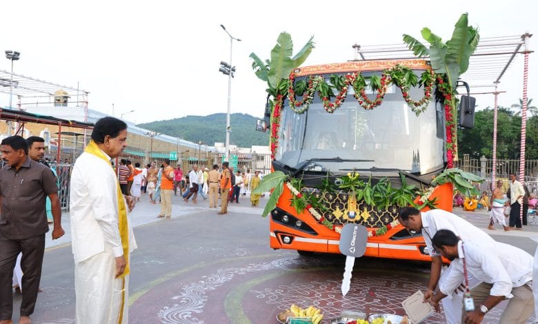 టీటీడీకి రూ.1.13 కోట్ల ఎలక్ట్రిక్ బస్సు విరాళం.. 15 యాపిల్ ట్యాబ్‌లు అందజేసిన మహిళా భక్తురాలు