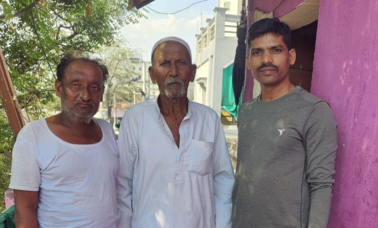 హైదరాబాద్లో అదృశ్యమైన 85 ఏళ్ల వృద్ధుడు ఆచూకీ.. చిలకలగూడ పోలీసుల చాకచక్యం హైదరాబాద్లో అదృశ్యమైన 85 ఏళ్ల వృద్ధుడు ఆచూకీ.. చిలకలగూడ పోలీసుల చాకచక్యం