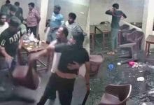 ఒంగోలు బార్‌లో బీర్ బాటిళ్లతో రచ్చ.. చివరి పెగ్ ముగించి కూల్‌గా వెళ్లిపోయిన యువకుడు వైరల్!