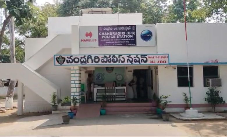 గల్ఫ్లో చిక్కుకున్న మహిళకు భరోసా.. వెంటనే స్పందించిన తిరుపతి కలెక్టర్, ఎస్పీ గల్ఫ్లో చిక్కుకున్న మహిళకు భరోసా.. వెంటనే స్పందించిన తిరుపతి కలెక్టర్, ఎస్పీ