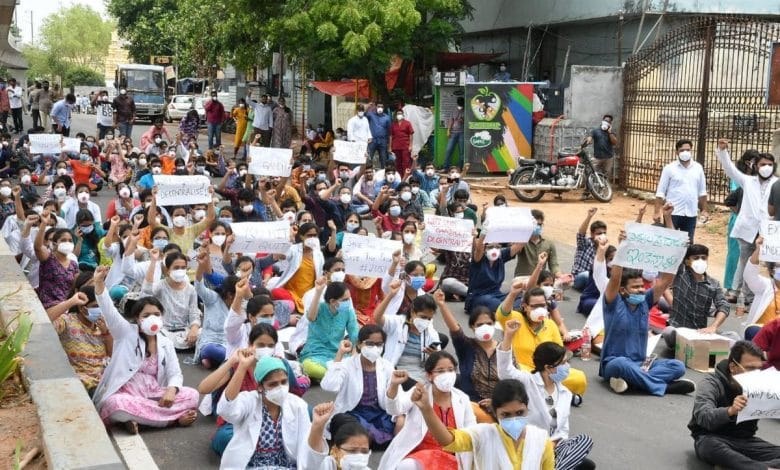 గాంధీ ఆస్పత్రిలో పీజీ డాక్టర్లపై దాడి.. నిరసనలకు దిగిన వైద్యులు గాంధీ ఆస్పత్రిలో పీజీ డాక్టర్లపై దాడి.. నిరసనలకు దిగిన వైద్యులు
