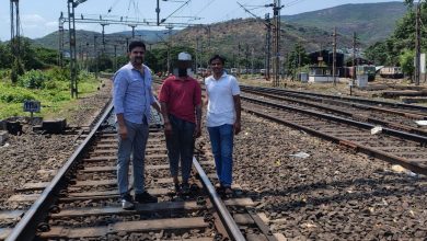 సినిమా సీన్‌ను తలపించిన ఘటన.. రైలు కిందపడే క్షణాల్లో యువకుడిని కాపాడిన పోలీసులు..!