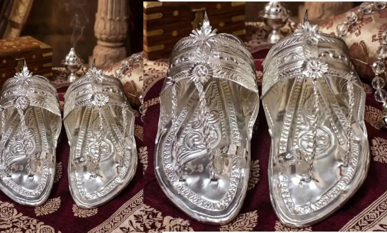 అల్లుడికి రూ.4 లక్షల వెండి కొల్హాపురి చెప్పులు గిఫ్ట్.. మహారాష్ట్రలో వైరల్! అల్లుడికి రూ.4 లక్షల వెండి కొల్హాపురి చెప్పులు గిఫ్ట్.. మహారాష్ట్రలో వైరల్!