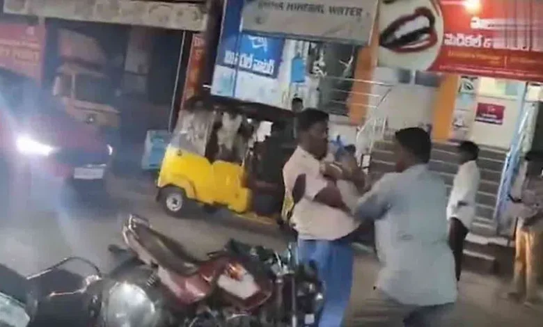 ఫ్రీ బిర్యానీ కోసం రచ్చ.. తిరుపతిలో హోటల్ యజమానిపై ఏఎస్సై దాడి, వైరల్ వీడియోతో సస్పెన్షన్ ఫ్రీ బిర్యానీ కోసం రచ్చ.. తిరుపతిలో హోటల్ యజమానిపై ఏఎస్సై దాడి, వైరల్ వీడియోతో సస్పెన్షన్