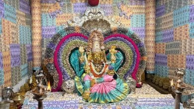 తిరుపతి గంగమ్మ జాతరలో రూ.50 లక్షల కరెన్సీ అలంకారం.. అమ్మవారి దివ్య రూపానికి భక్తుల ముగ్ధత తిరుపతి గంగమ్మ జాతరలో రూ.50 లక్షల కరెన్సీ అలంకారం.. అమ్మవారి దివ్య రూపానికి భక్తుల ముగ్ధత
