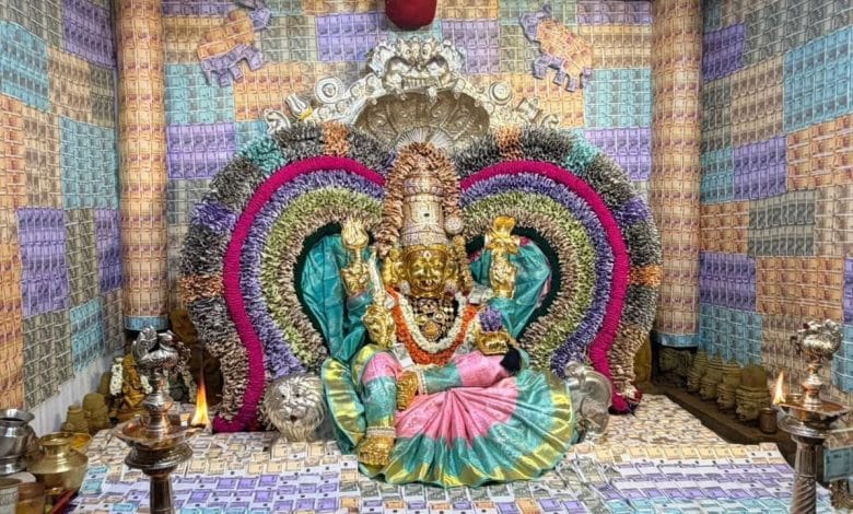 తిరుపతి గంగమ్మ జాతరలో రూ.50 లక్షల కరెన్సీ అలంకారం.. అమ్మవారి దివ్య రూపానికి భక్తుల ముగ్ధత తిరుపతి గంగమ్మ జాతరలో రూ.50 లక్షల కరెన్సీ అలంకారం.. అమ్మవారి దివ్య రూపానికి భక్తుల ముగ్ధత
