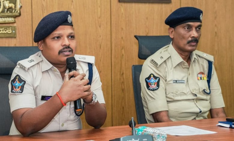 తిరుపతి పోలీస్ శాఖలో పదవీ విరమణ పొందిన అధికారులకు ఘన సన్మానం.. సేవలను కొనియాడిన ఎస్పీ తిరుపతి పోలీస్ శాఖలో పదవీ విరమణ పొందిన అధికారులకు ఘన సన్మానం.. సేవలను కొనియాడిన ఎస్పీ