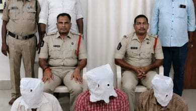 Tirumala Theft Case: గంటల్లోనే ఛేదించిన పోలీసులు.. మహిళ హ్యాండ్బ్యాగ్ దొంగతనంలో ముగ్గురు అరెస్ట్ Tirumala Theft Case: గంటల్లోనే ఛేదించిన పోలీసులు.. మహిళ హ్యాండ్బ్యాగ్ దొంగతనంలో ముగ్గురు అరెస్ట్