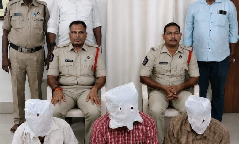 Tirumala Theft Case: గంటల్లోనే ఛేదించిన పోలీసులు.. మహిళ హ్యాండ్బ్యాగ్ దొంగతనంలో ముగ్గురు అరెస్ట్ Tirumala Theft Case: గంటల్లోనే ఛేదించిన పోలీసులు.. మహిళ హ్యాండ్బ్యాగ్ దొంగతనంలో ముగ్గురు అరెస్ట్