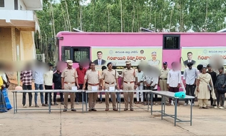 సత్యవేడులో మెగా గంజాయి టెస్టింగ్.. 54 మందికి పరీక్షలు, 9 మంది పాజిటివ్గా గుర్తింపు సత్యవేడులో మెగా గంజాయి టెస్టింగ్.. 54 మందికి పరీక్షలు, 9 మంది పాజిటివ్గా గుర్తింపు