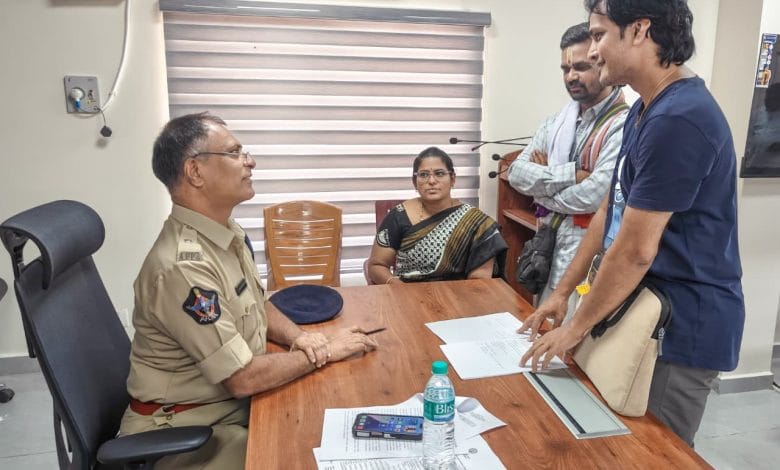 Tirupati PGRS: 63 ఫిర్యాదుల స్వీకరణ.. ప్రజా సమస్యల పరిష్కారంలో నిర్లక్ష్యం సహించబోమన్న ఎస్పీ Tirupati PGRS: 63 ఫిర్యాదుల స్వీకరణ.. ప్రజా సమస్యల పరిష్కారంలో నిర్లక్ష్యం సహించబోమన్న ఎస్పీ