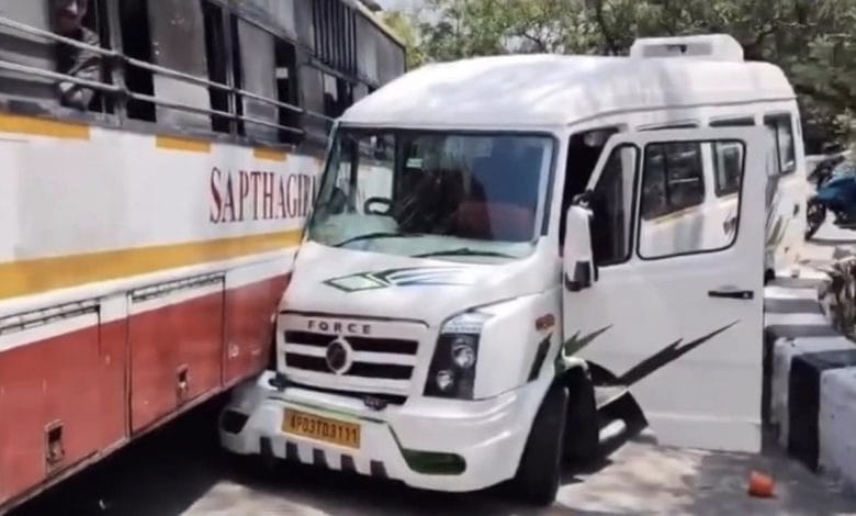 Tirumala Ghat Road Accident: 12వ మలుపు వద్ద ఆర్టీసీ బస్సు, టెంపో ఢీ.. భక్తులకు స్వల్ప గాయాలు